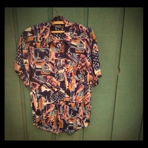 Men's short sleeve shirt.